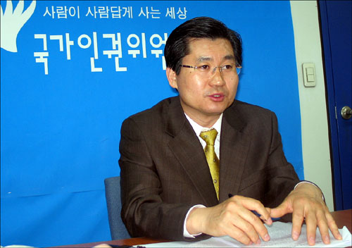 31일 국가인원위원회 10층 브리핑룸에서 한희원 인권위 인권침해조사국장이 지난 1월 벌어진 '훈련소 인분사건' 직권조사 결과 발표를 하고 있다. 